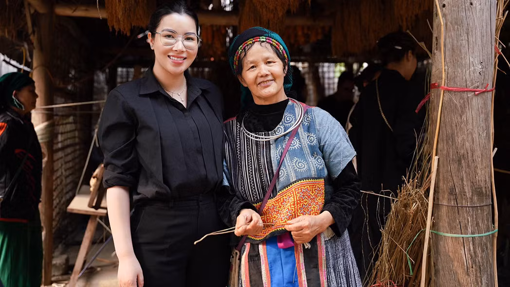 Phương Đông và nghệ nhân Vàng Thị Mai (HTX Lùng Tám, Hà Giang) Phương Đông và nghệ nhân Vàng Thị Mai (HTX Lùng Tám, Hà Giang)
