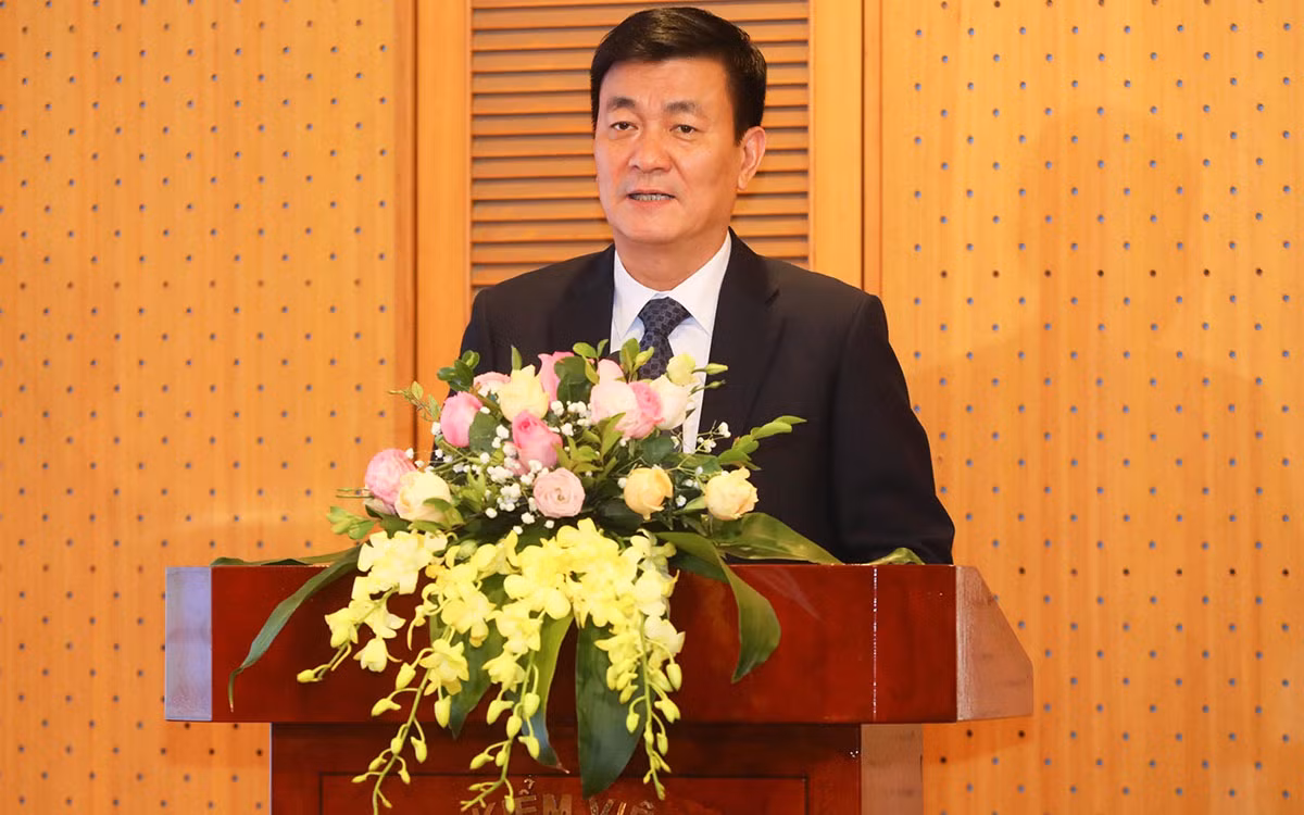 Tân Cục trưởng Đăng kiểm Việt Nam phát biểu ý kiến tại lễ trao quyết định. Tân Cục trưởng Đăng kiểm Việt Nam phát biểu ý kiến tại lễ trao quyết định.