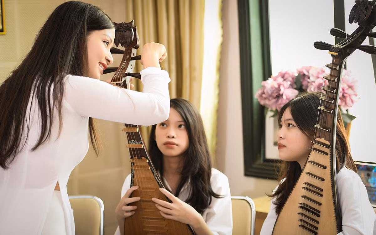 Cô Diệu Thảo hướng dẫn các học sinh chỉnh đàn.