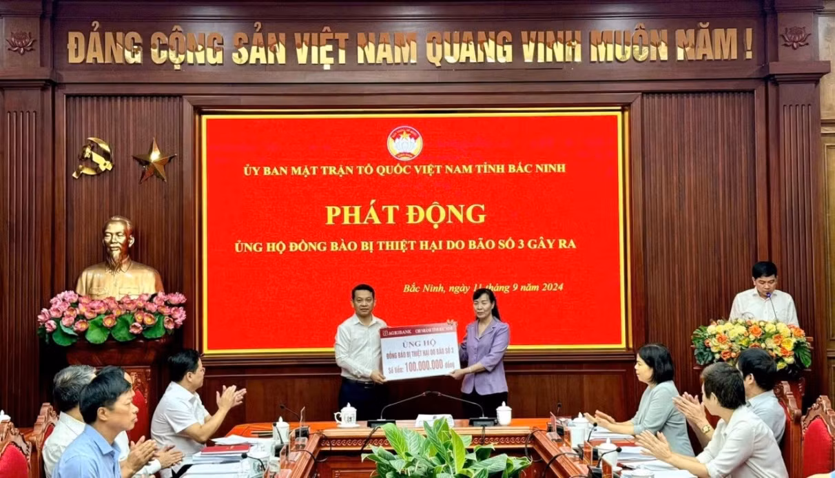 Đại diện Agribank Chi nhánh tỉnh Bắc Ninh trao kinh phí ủng hộ tới Ủy ban MTTQ tỉnh.