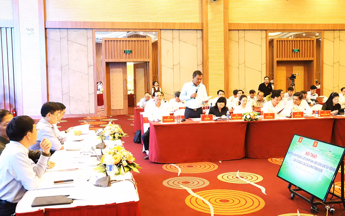 Phó Bí thư Tỉnh ủy Đắk Lắk Y Biêr Niê đóng góp ý kiến tại hội thảo. Phó Bí thư Tỉnh ủy Đắk Lắk Y Biêr Niê đóng góp ý kiến tại hội thảo.