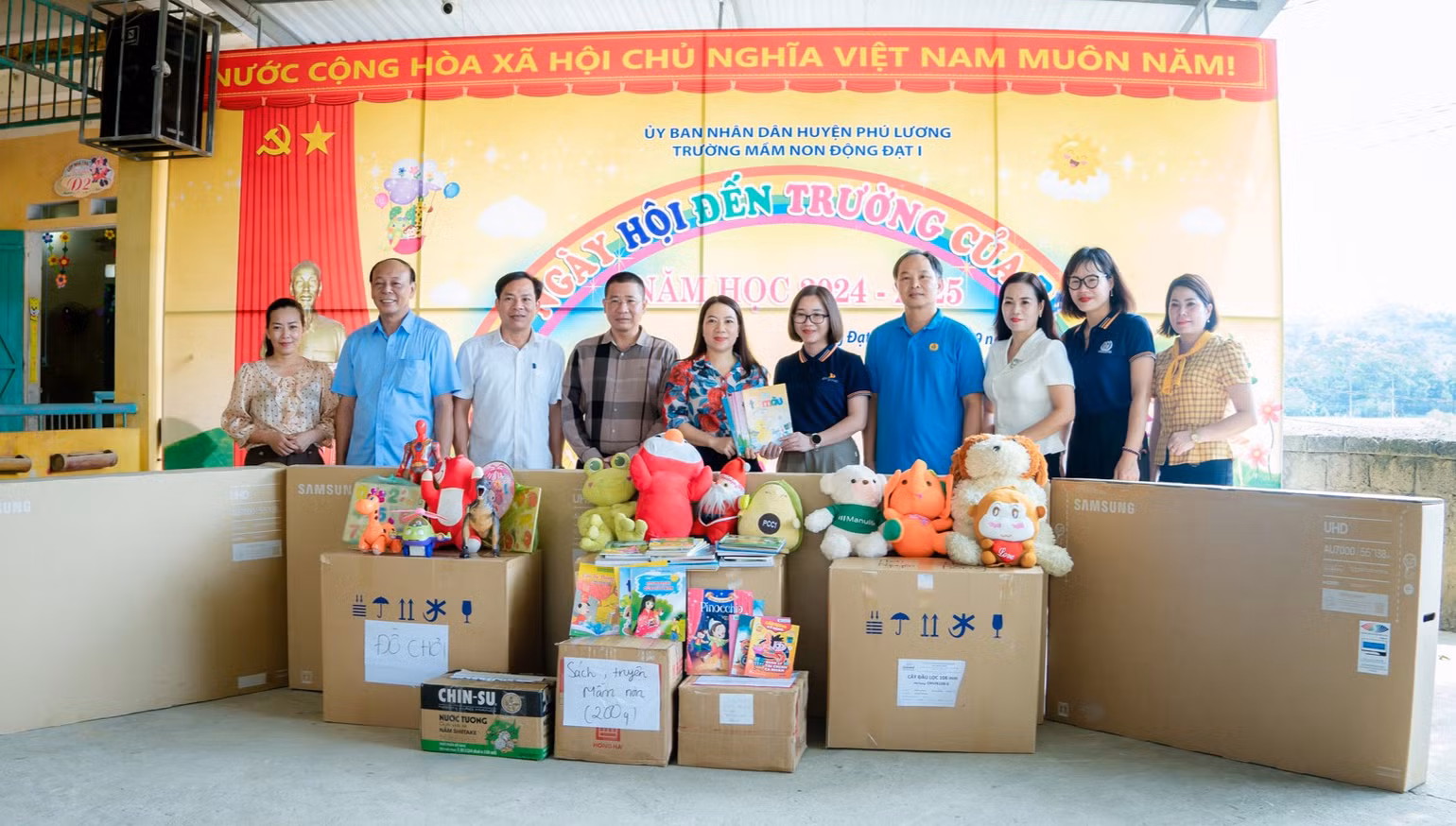 Tặng thiết bị học tập, đồ chơi cho trường mầm non Động Đạt 1, huyện Phú Lương, Thái Nguyên.