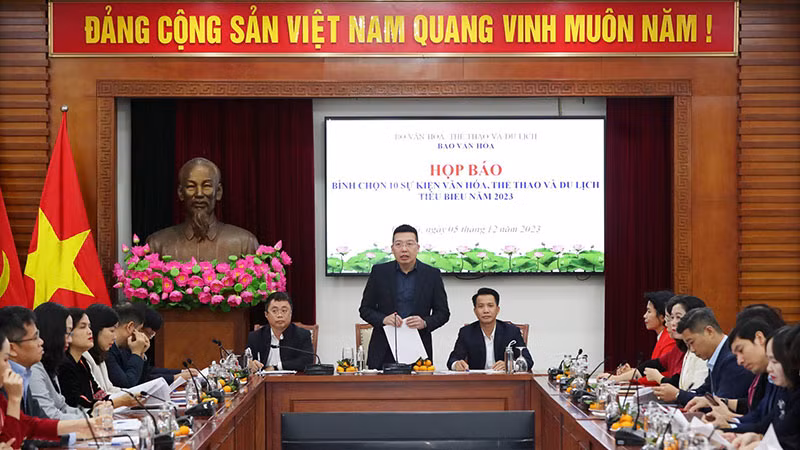 Ông Nguyễn Anh Vũ, Tổng Biên tập Báo Văn hóa công bố tiêu chí bình chọn.