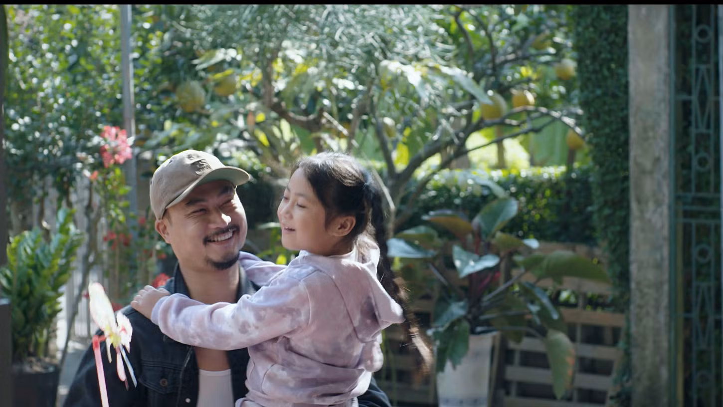 Duy Hưng đã được hóa trang cho già đi.