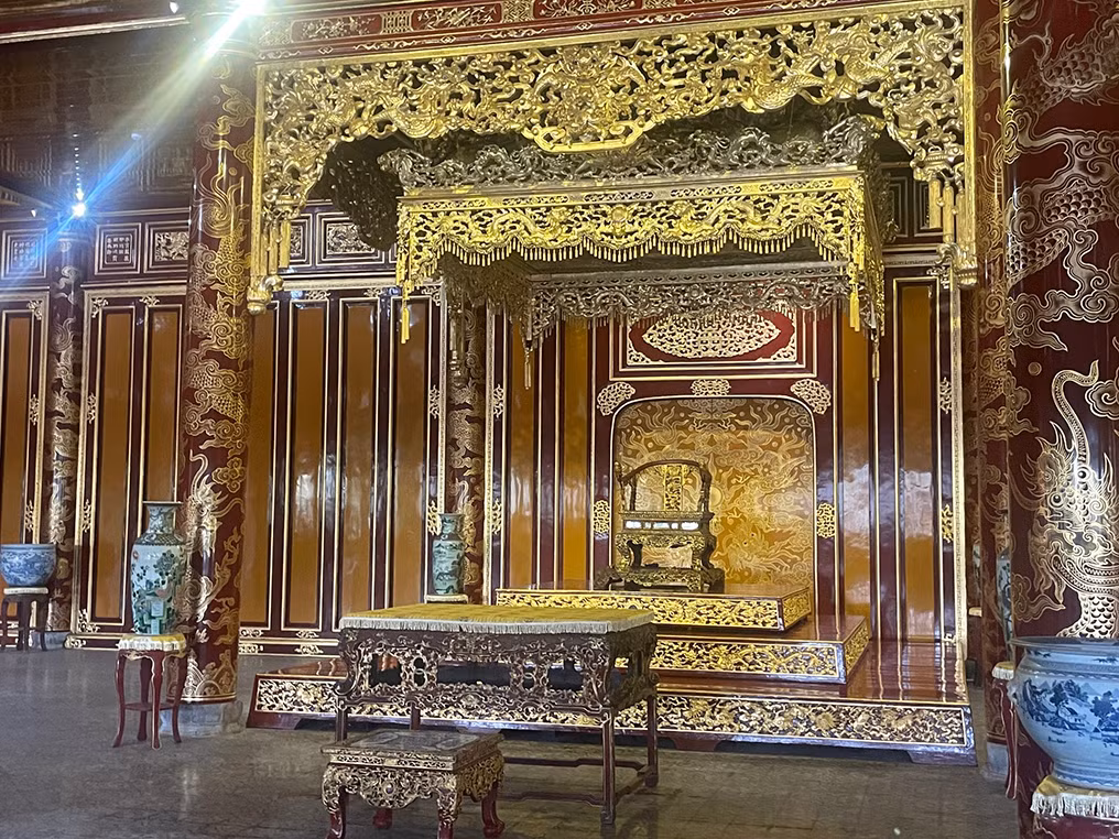 Ngai vàng nguyên bản tại điện Thái Hòa trước khi bị xâm hại.