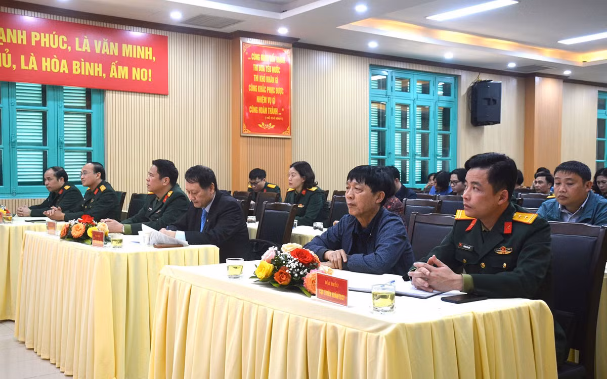 Buổi lễ ra mắt bộ sách nhân kỷ niệm 100 năm Ngày sinh Trung tướng Đồng Sỹ Nguyên. Buổi lễ ra mắt bộ sách nhân kỷ niệm 100 năm Ngày sinh Trung tướng Đồng Sỹ Nguyên.