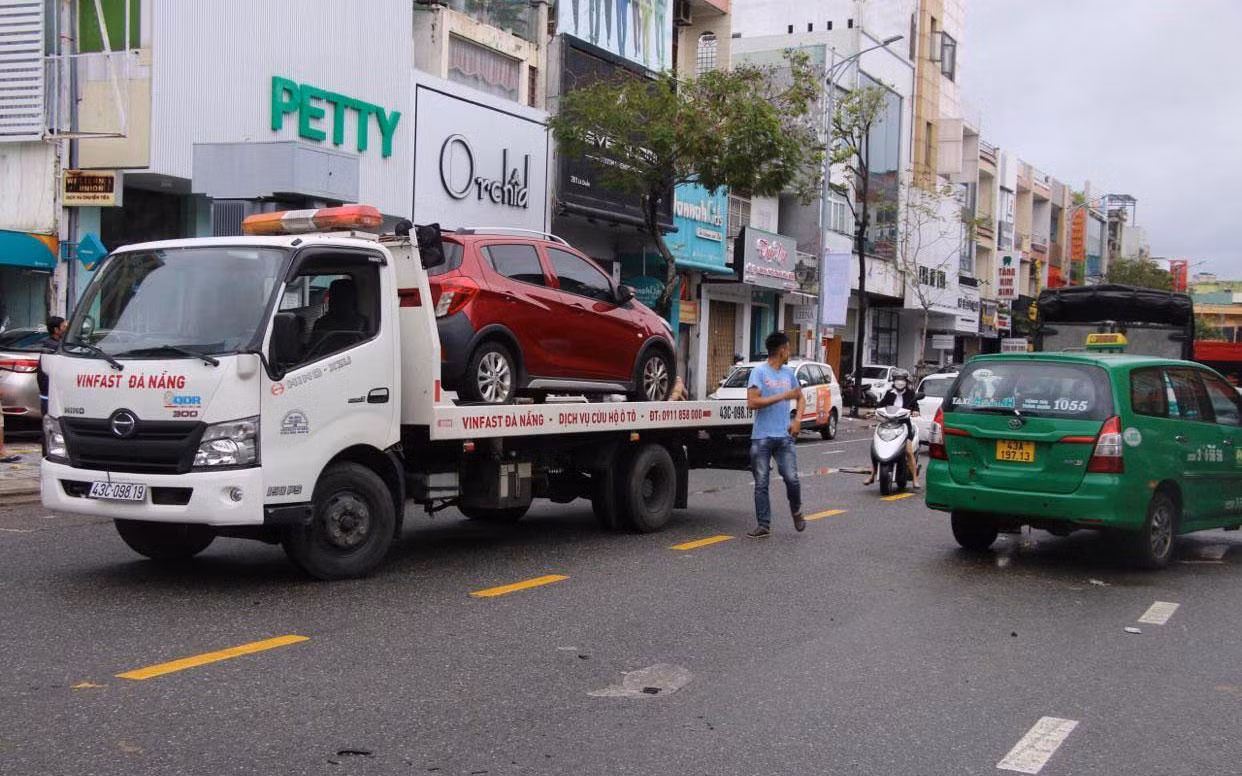 Lực lượng cứu hộ bắt đầu kéo các xe bị hư hỏng đi sửa chữa. Lực lượng cứu hộ bắt đầu kéo các xe bị hư hỏng đi sửa chữa.