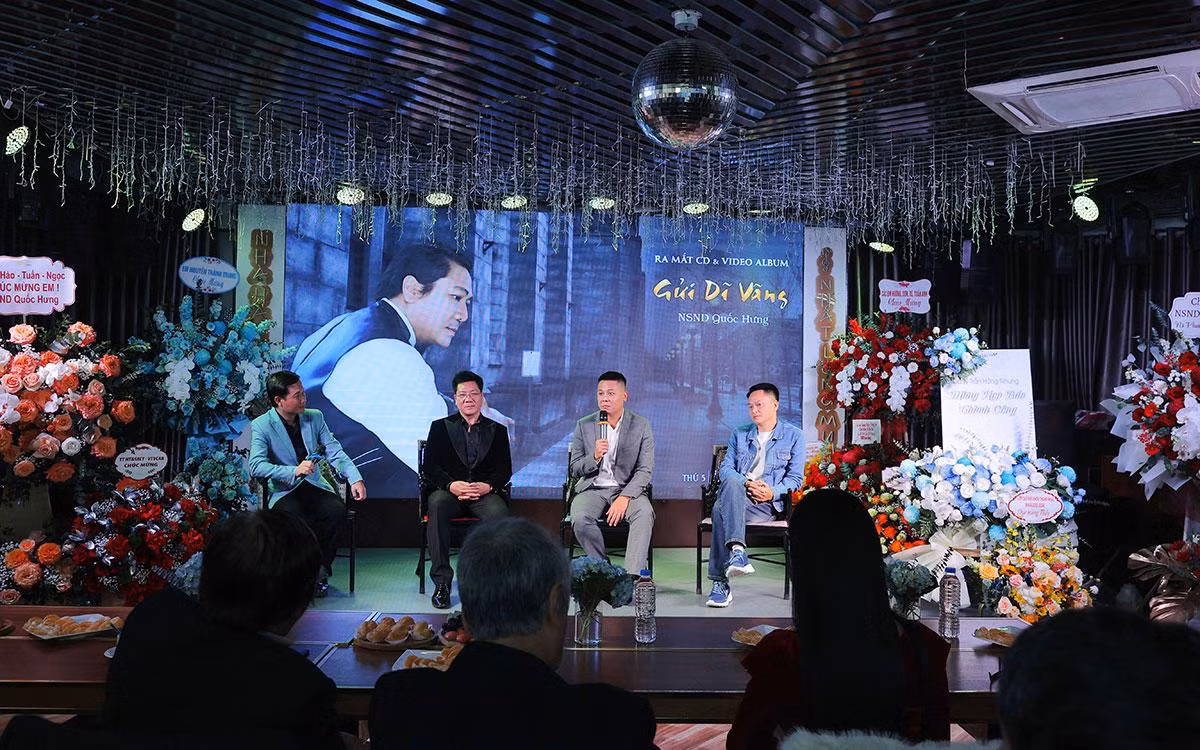 Buổi họp báo ra mắt album. Buổi họp báo ra mắt album.