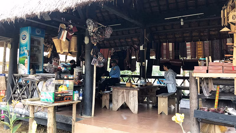 Gian hàng giới thiệu sản phẩm dệt thổ cẩm tại Làng. Gian hàng giới thiệu sản phẩm dệt thổ cẩm tại Làng.