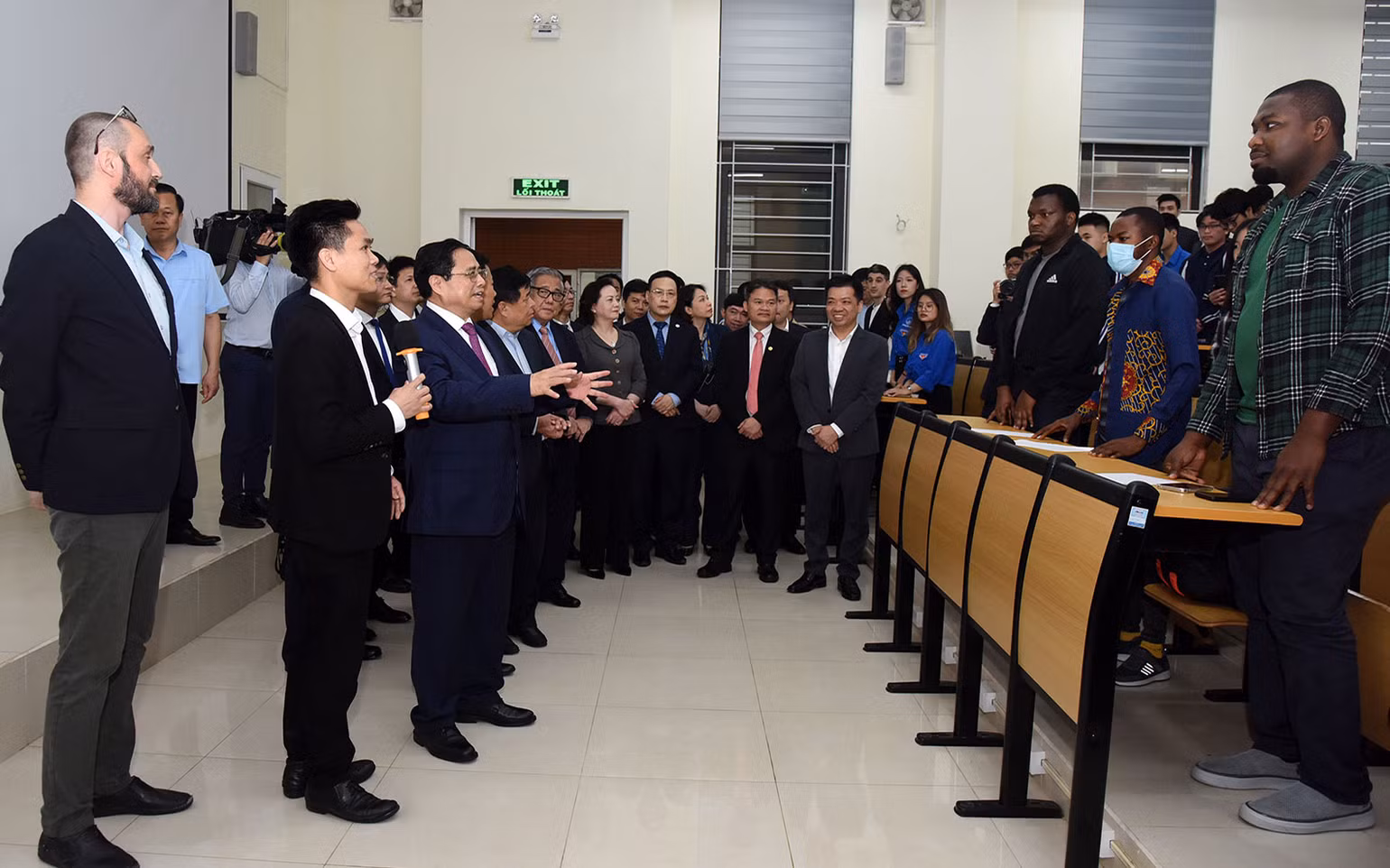 Thủ tướng thăm giờ học văn hóa quốc tế có sinh viên nước ngoài theo học.