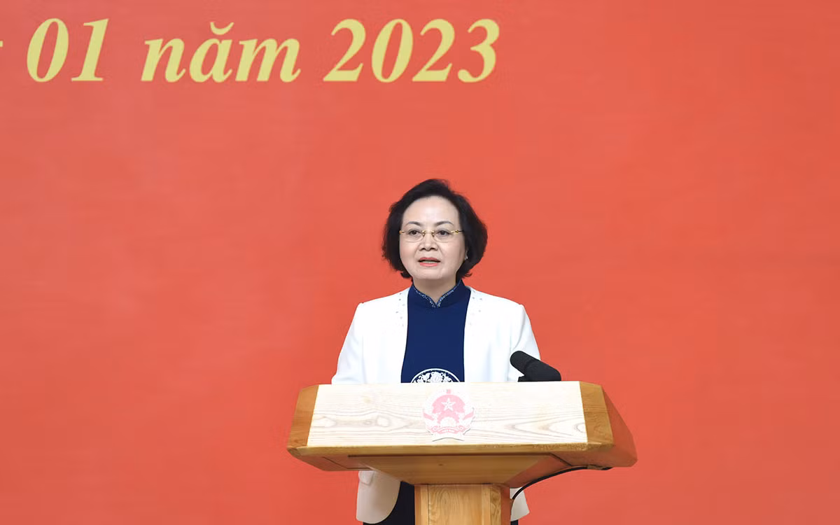 Bộ trưởng Nội vụ Phạm Thị Thanh Trà đọc quyết định bổ nhiệm hai Phó Thủ tướng. Bộ trưởng Nội vụ Phạm Thị Thanh Trà đọc quyết định bổ nhiệm hai Phó Thủ tướng.