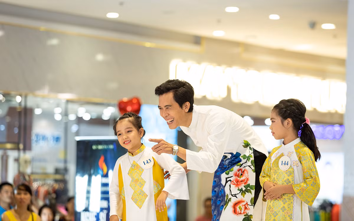 Đạo diễn Huy Lio và các em nhỏ.