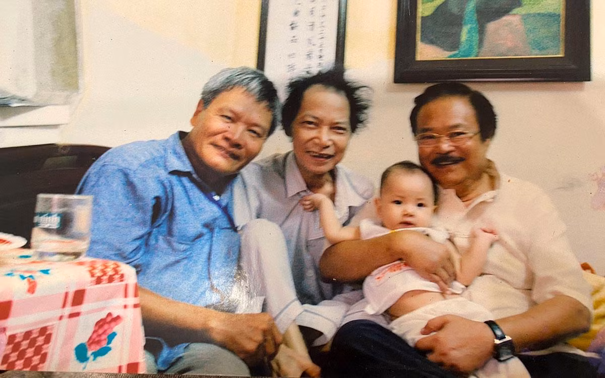 Cố NSND Trọng Khôi, nhà nhiếp ảnh Nguyễn Đình Toán thăm nhà thơ Trịnh Thanh Sơn khi ngã bệnh. Cố NSND Trọng Khôi, nhà nhiếp ảnh Nguyễn Đình Toán thăm nhà thơ Trịnh Thanh Sơn khi ngã bệnh.