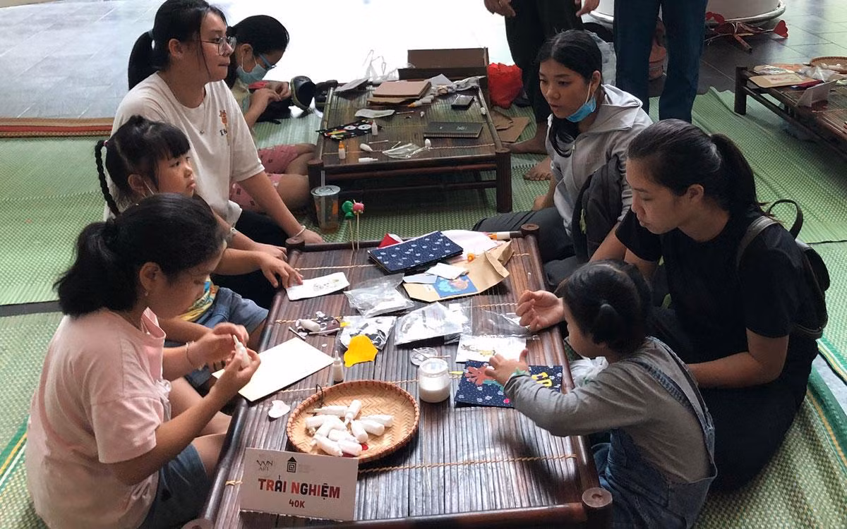 Các em nhỏ dán tranh vải bằng nguyên liệu tái chế. Các em nhỏ dán tranh vải bằng nguyên liệu tái chế.
