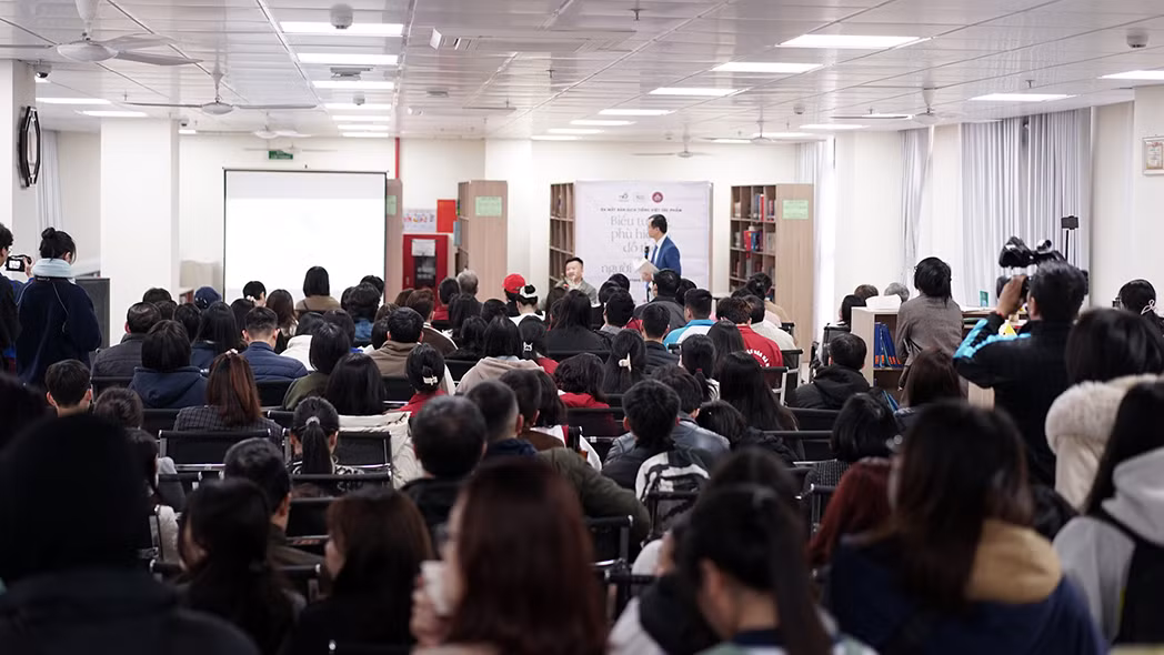 Đông đảo độc giả trẻ rất quan tâm đến những nội dung nghiên cứu của cuốn sách.