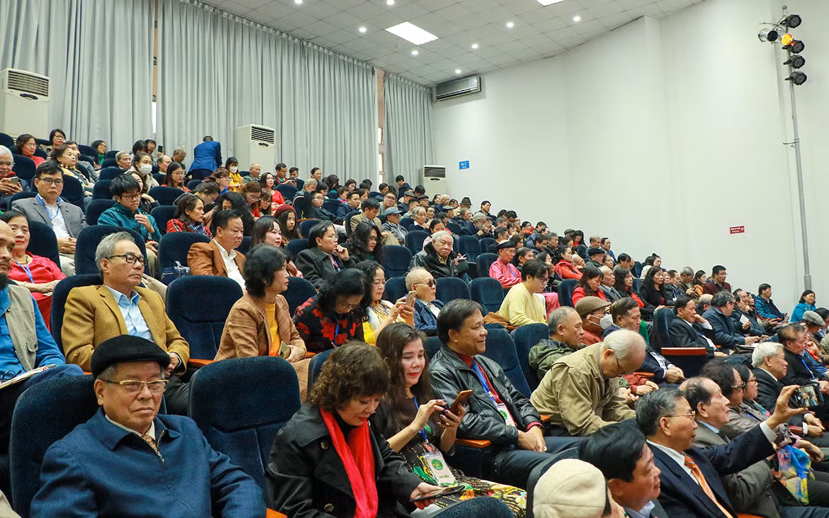 Tọa đàm về thơ thu hút đông đảo công chúng tham gia. (Ảnh: NHẬT QUANG) Tọa đàm về thơ thu hút đông đảo công chúng tham gia. (Ảnh: NHẬT QUANG)