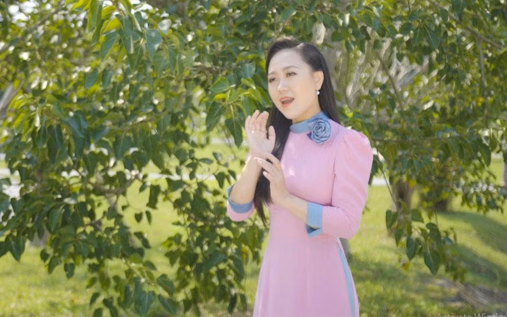 Ca sĩ Phương Thanh Sao Mai (Á quân Sao Mai 2011) trong MV.