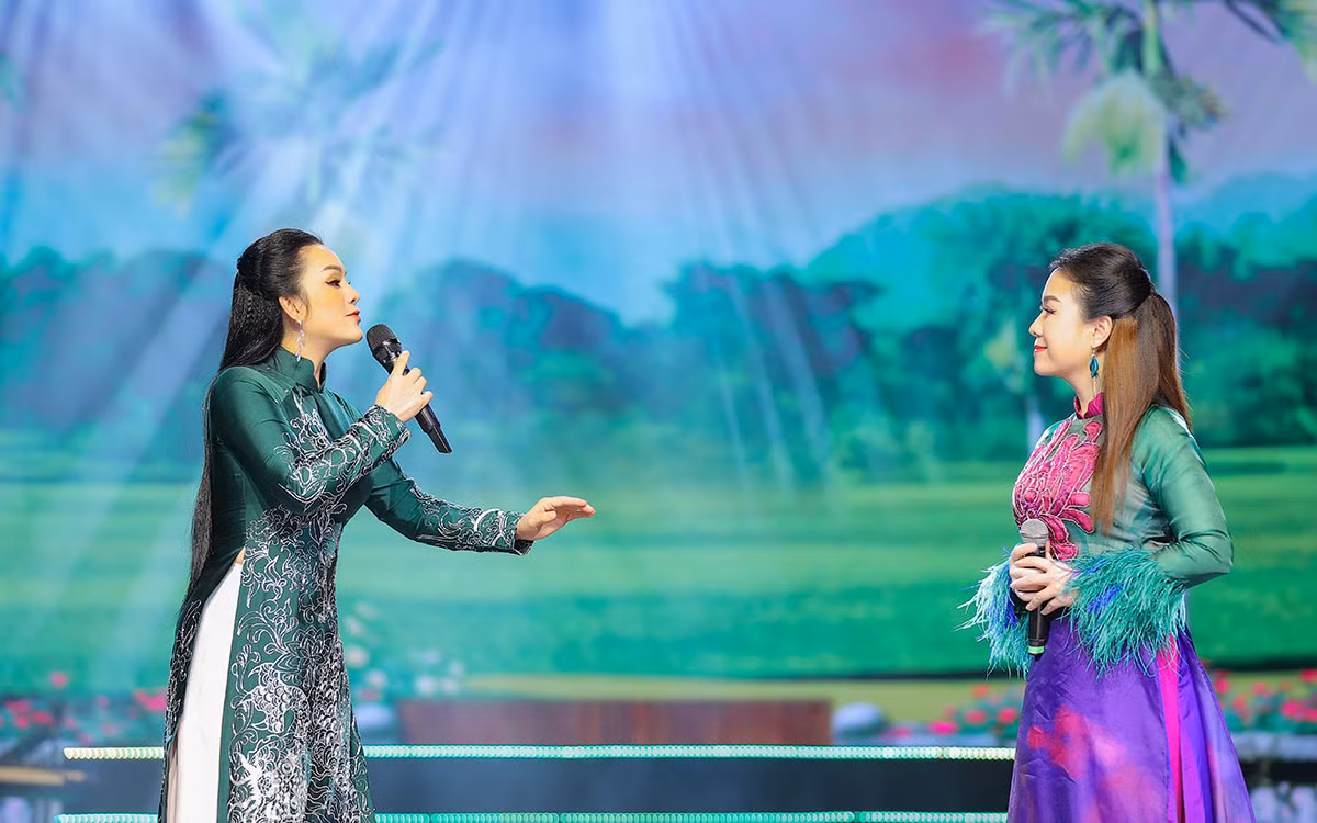 Ca sĩ Tân Nhàn và ca sĩ Thu Hà.