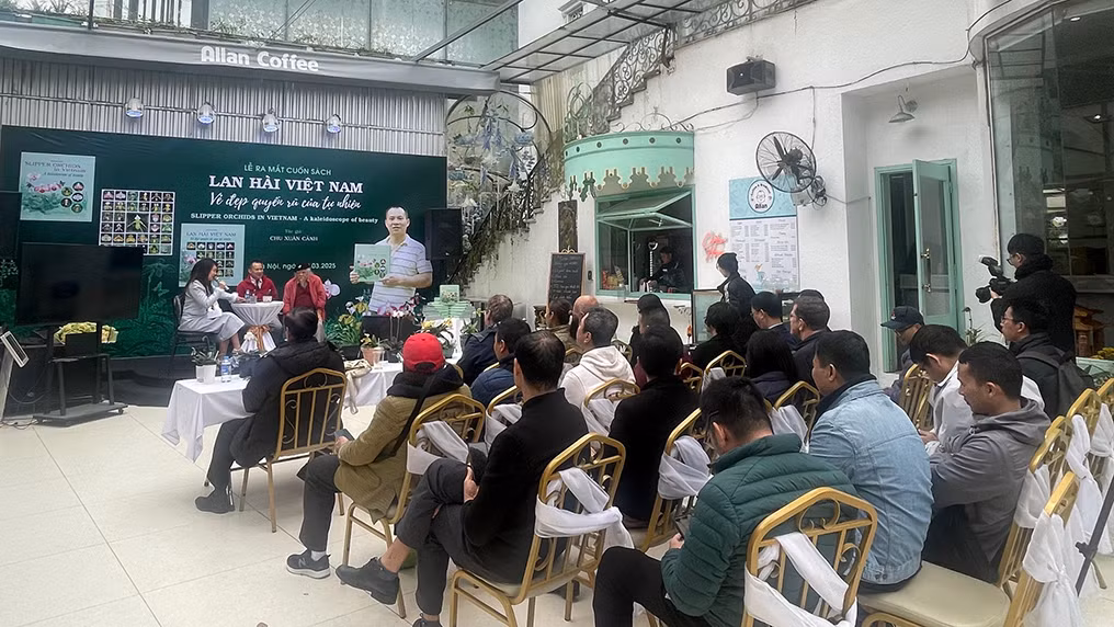 Đông đảo độc giả là những người yêu lan đến dự lễ ra mắt sách. Đông đảo độc giả là những người yêu lan đến dự lễ ra mắt sách.