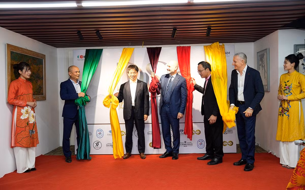 Đại sứ đặc mệnh toàn quyền Italia tại Việt Nam, Antonio Alessandro (giữa), tham gia kéo băng ra mắt Disa.