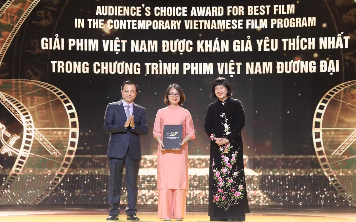 Đại diện cho ê-kíp làm phim "Bố già" nhận giải thưởng Khán giả yêu thích nhất.