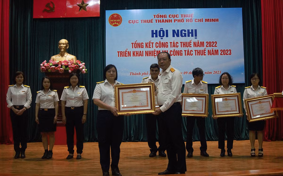 Trao Bằng khen của Thủ tướng Chính phủ cho các cá nhân, tập thể thuộc Cục thuế Thành phố Hồ Chí Minh.
