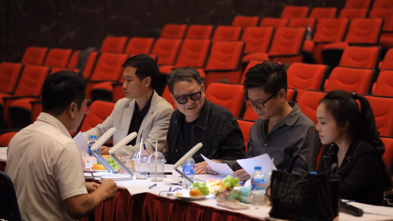 Ban giám khảo là những chuyên gia, nghệ sĩ tên tuổi.