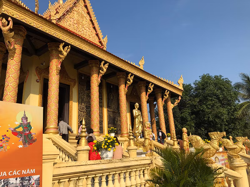 Cầu an đầu xuân tại chùa Kh'mer ở Làng. Cầu an đầu xuân tại chùa Kh'mer ở Làng.