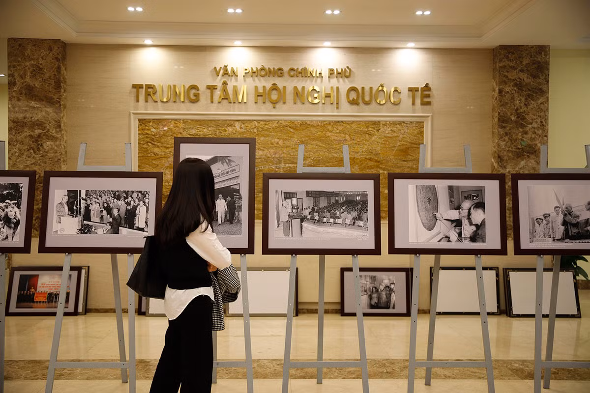 Triển lãm ảnh trong khuôn khổ các hoạt động kỷ niệm 80 năm ra đời Đề cương về văn hóa Việt Nam. Ảnh: NAM NGUYỄN Triển lãm ảnh trong khuôn khổ các hoạt động kỷ niệm 80 năm ra đời Đề cương về văn hóa Việt Nam. Ảnh: NAM NGUYỄN