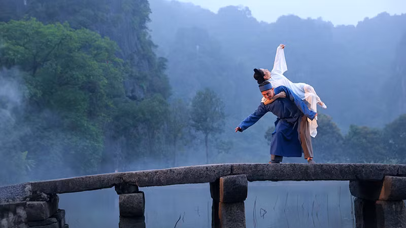 Hình ảnh người con cõng mẹ được thể hiện bằng những vũ điệu. Hình ảnh người con cõng mẹ được thể hiện bằng những vũ điệu.