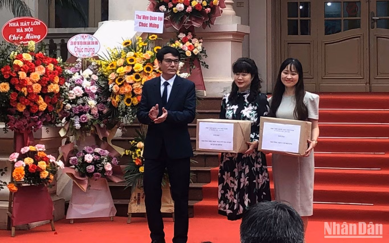 Trao tặng sách cho các trường học tại Hà Nội. Trao tặng sách cho các trường học tại Hà Nội.