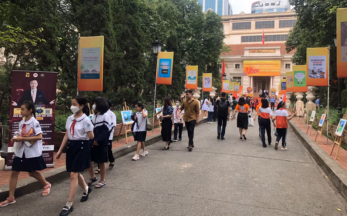 Đông đảo học sinh các trường trên địa bàn Hà Nội đã tham gia Ngày Sách. Đông đảo học sinh các trường trên địa bàn Hà Nội đã tham gia Ngày Sách.