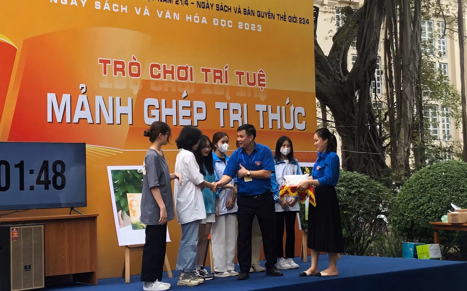 Các sinh viên Đại học Văn hóa tại một hoạt động trong Ngày Sách và Văn hóa đọc. Các sinh viên Đại học Văn hóa tại một hoạt động trong Ngày Sách và Văn hóa đọc.