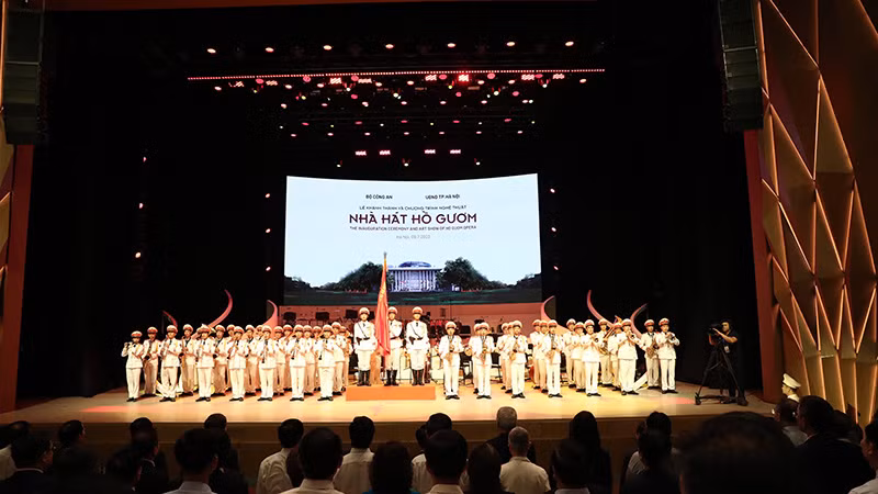 Lễ chào cờ đầu tiên bên trong Nhà hát. Lễ chào cờ đầu tiên bên trong Nhà hát.