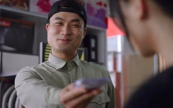 Chỉ cần một biểu cảm của Duy Hưng đã khiến cả đoàn làm phim không nhịn được cười. Chỉ cần một biểu cảm của Duy Hưng đã khiến cả đoàn làm phim không nhịn được cười.