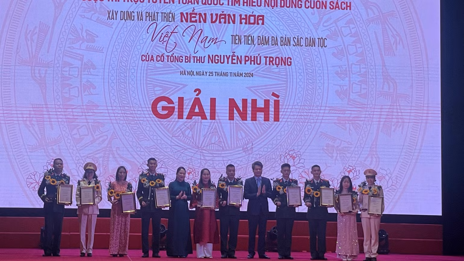 Các tác giả được trao giải Nhì. Các tác giả được trao giải Nhì.