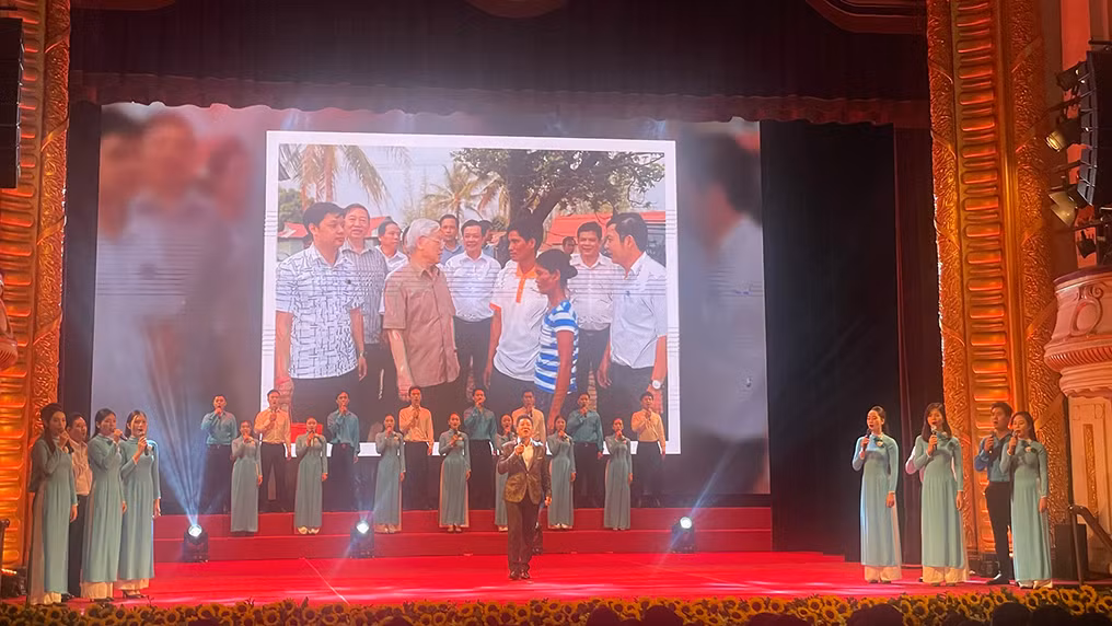 NSND Quốc Hưng trình diễn tại lễ trao giải. NSND Quốc Hưng trình diễn tại lễ trao giải.