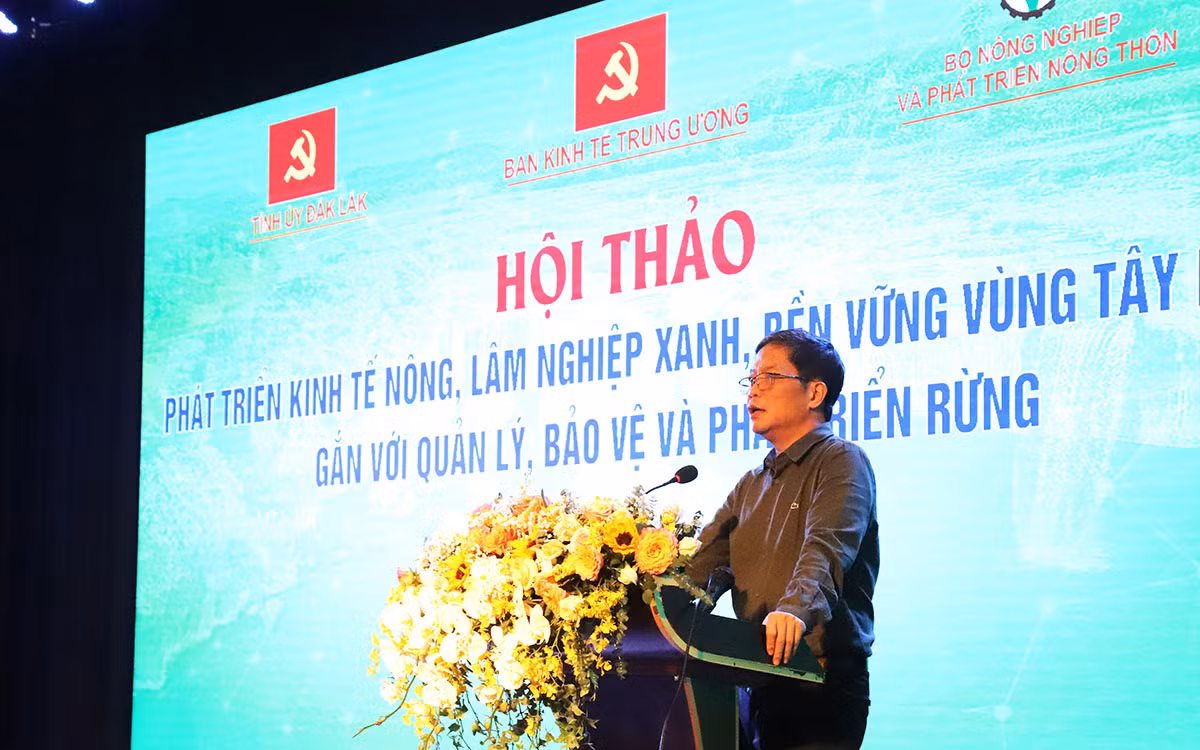 Đồng chí Trần Tuấn Anh, Ủy viên Bộ Chính trị, Trưởng Ban Kinh tế Trung ương, Trưởng Ban Chỉ đạo sơ kết Chỉ thị 13-CT/TW phát biểu tại hội thảo. Đồng chí Trần Tuấn Anh, Ủy viên Bộ Chính trị, Trưởng Ban Kinh tế Trung ương, Trưởng Ban Chỉ đạo sơ kết Chỉ thị 13-CT/TW phát biểu tại hội thảo.