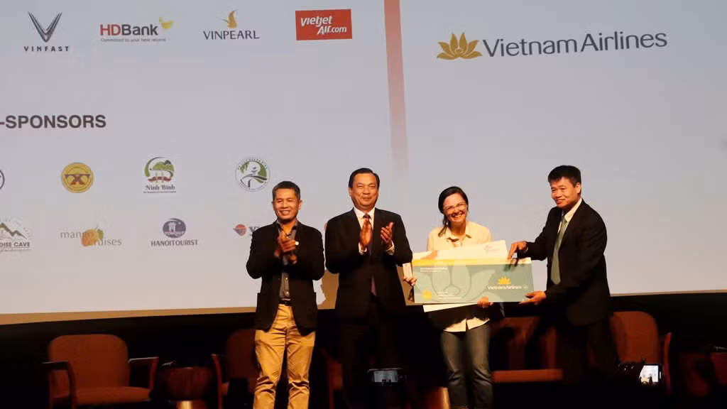 Một khách mời trúng thưởng trong chương trình bốc thăm may mắn.