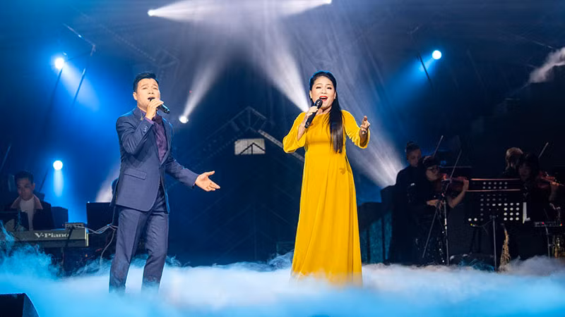 Ca sĩ Vũ Thắng Lợi và người chị Anh Thơ.