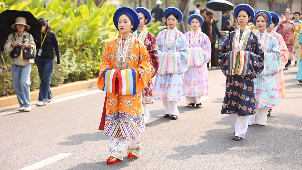 Diễu hành tái hiện vẻ đẹp trang phục truyền thống Bách Hoa Bộ Hành. Diễu hành tái hiện vẻ đẹp trang phục truyền thống Bách Hoa Bộ Hành.