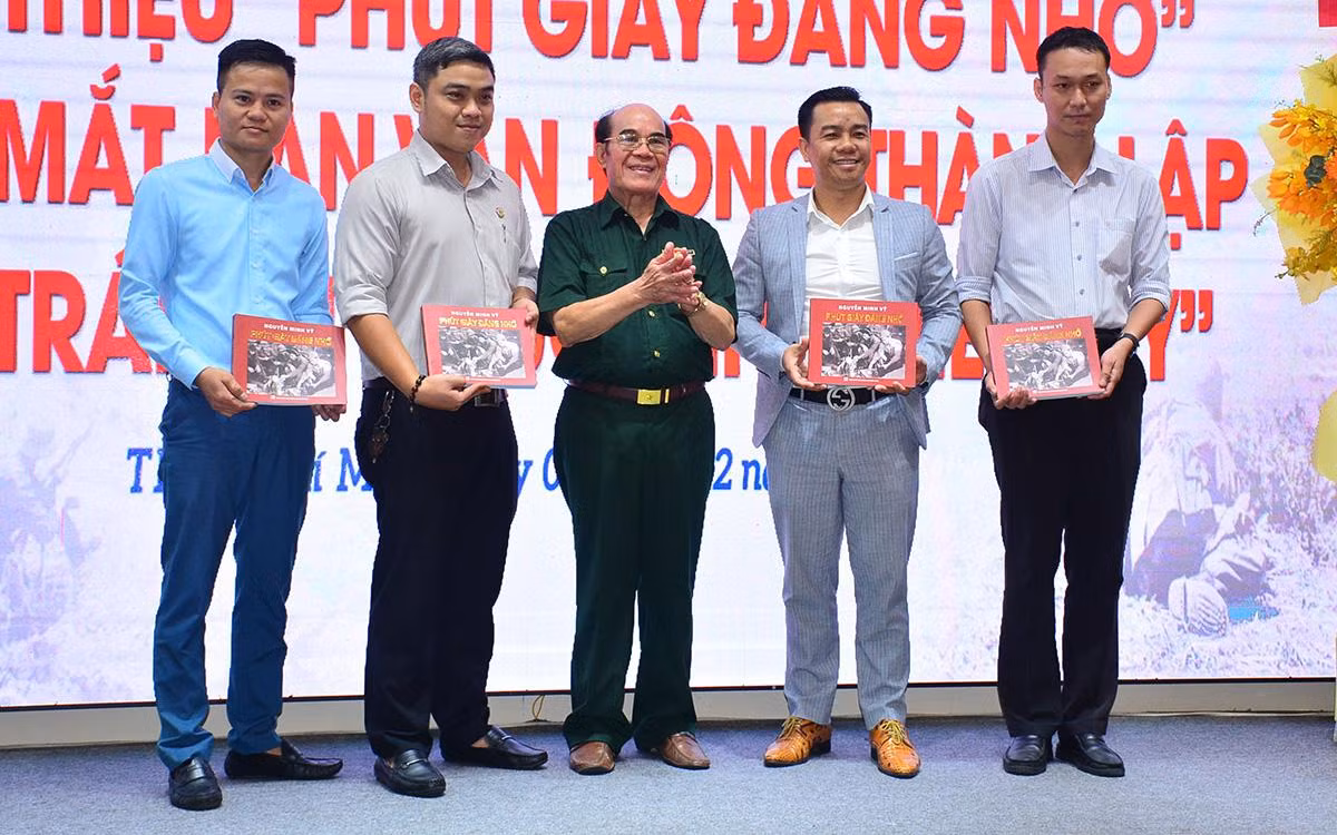 Cựu chiến binh Nguyễn Minh Vỹ trao tặng sách đến thư viện một số trường đại học trên địa bàn Thành phố Hồ Chí Minh. Cựu chiến binh Nguyễn Minh Vỹ trao tặng sách đến thư viện một số trường đại học trên địa bàn Thành phố Hồ Chí Minh.