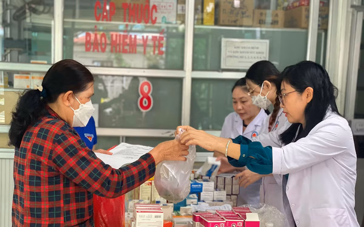 Bác sĩ khám bệnh và cấp thuốc miễn phí cho người dân nghèo, có hoàn cảnh khó khăn.