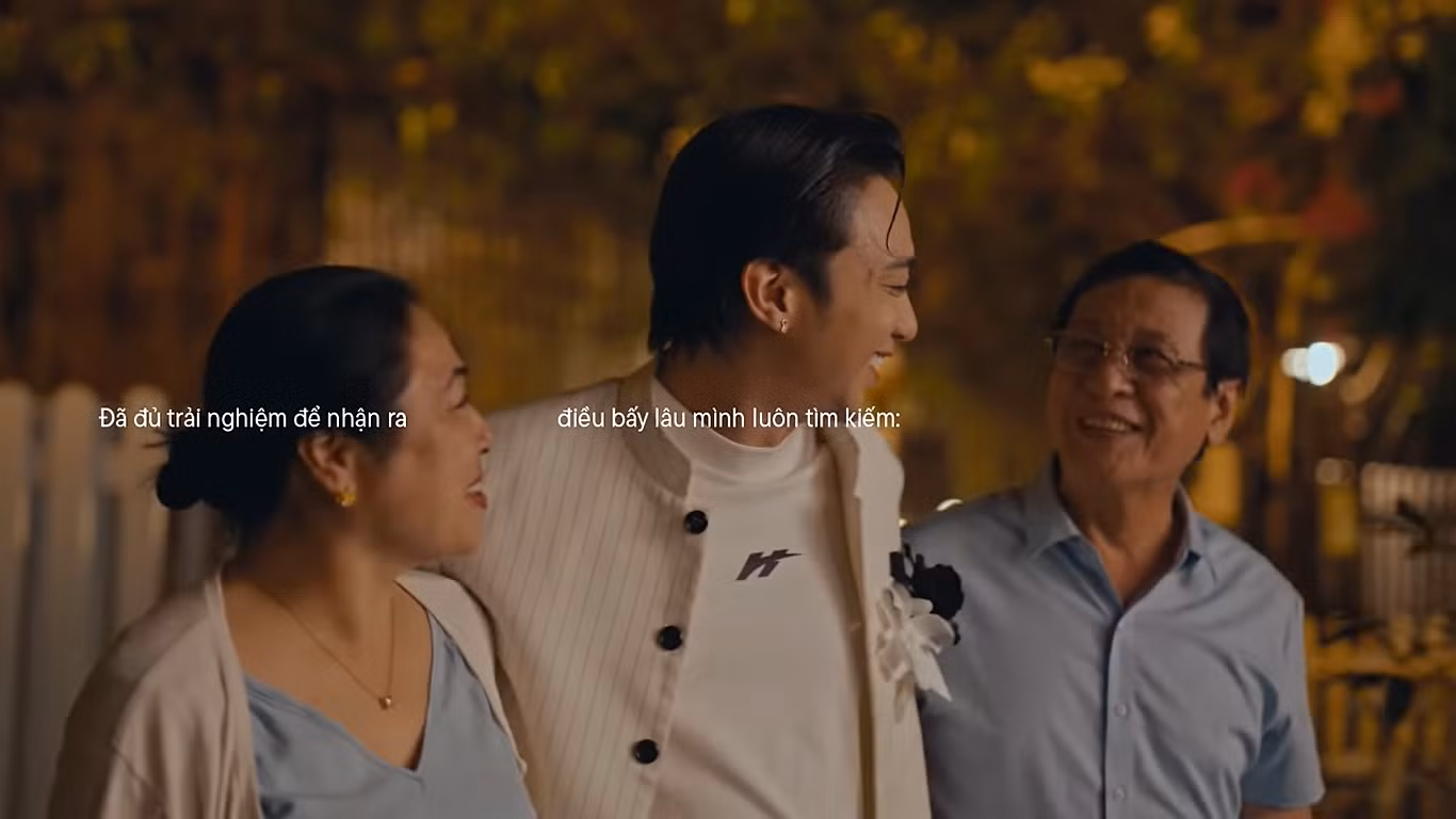 MV khép lại với hình ảnh gia đình đoàn viên.