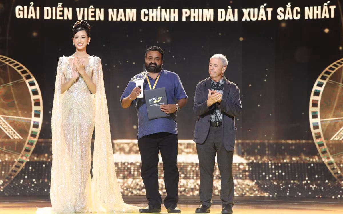 Đại diện đoàn làm phim “Maariyna” nhận giải thưởng Nam diễn viên chính xuất sắc nhất.