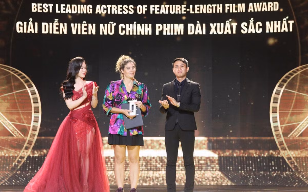 Đại diện đoàn làm phim "Paloma" nhận giải Nữ diễn viên chính xuất sắc nhất thay cho diễn viên Kika Sina.