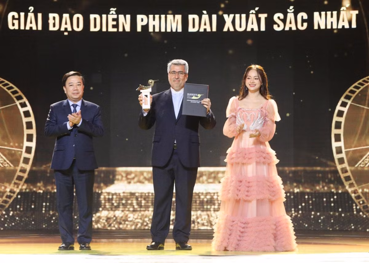 Giải thưởng dành cho Đạo diễn xuất sắc nhất sẽ được Đại sứ quán Iran tại Việt Nam chuyển tới đoàn làm phim.