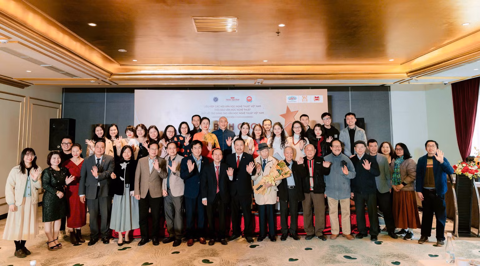 Các nhà báo, văn nghệ sĩ cũng như đại diện các Hội chuyên ngành văn học nghệ thuật dự lễ bình chọn. Các nhà báo, văn nghệ sĩ cũng như đại diện các Hội chuyên ngành văn học nghệ thuật dự lễ bình chọn.