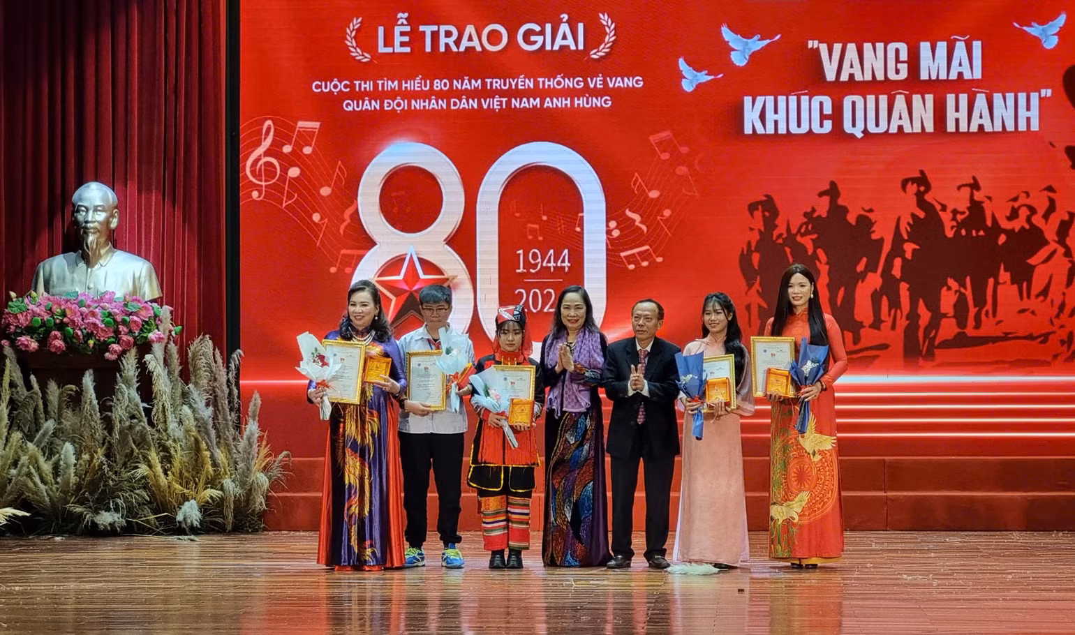 Các tác giả được trao giải Ba. Các tác giả được trao giải Ba.