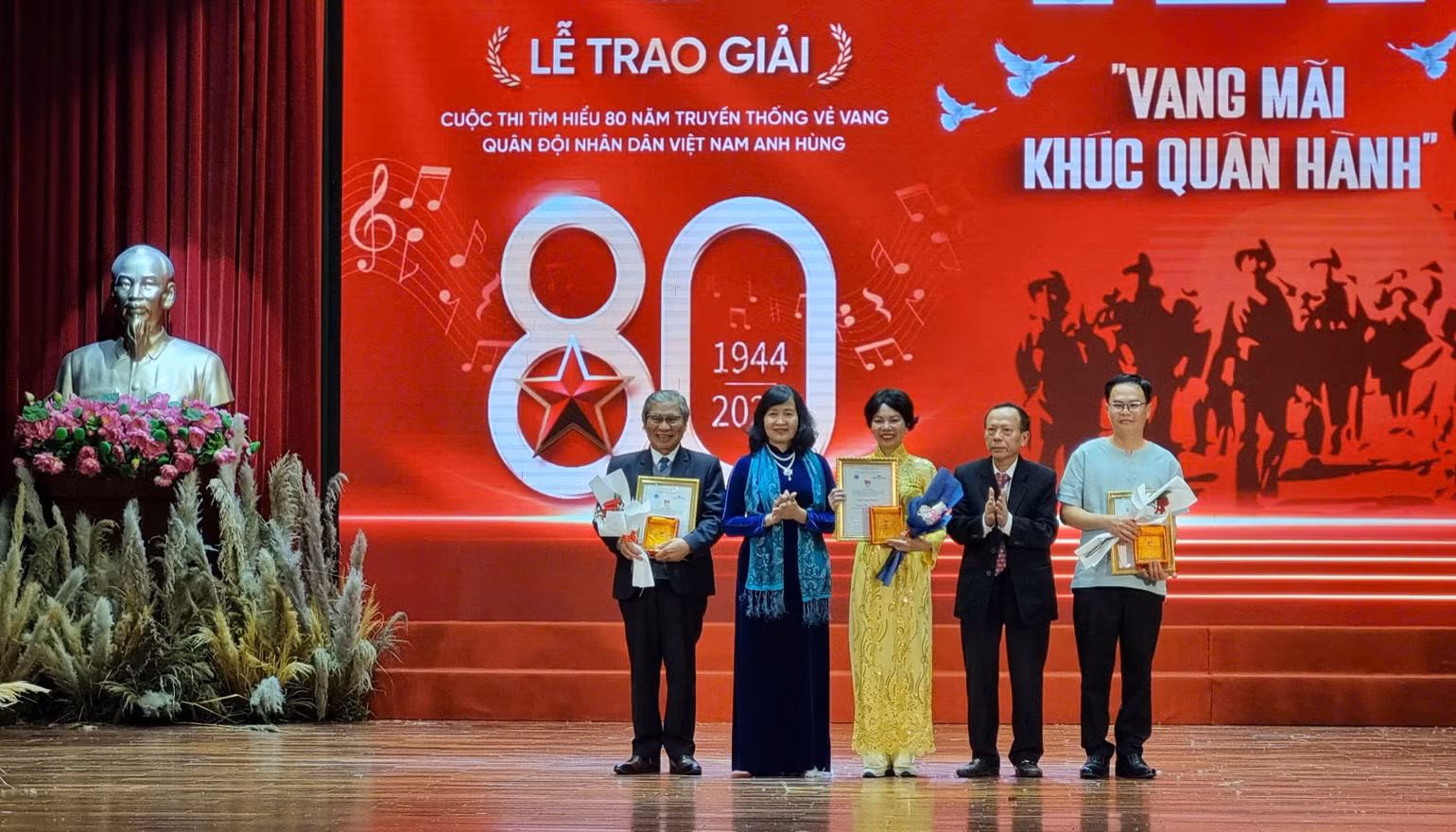 Các tác giả đoạt giải Nhì. Các tác giả đoạt giải Nhì.